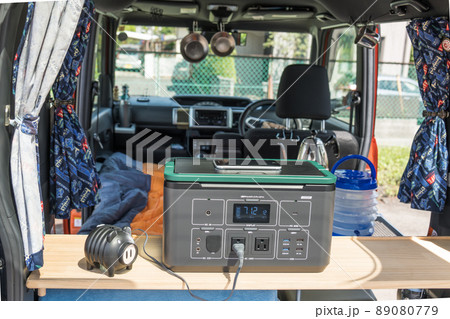 【車中泊ではポータブル電源を活用】 89080779