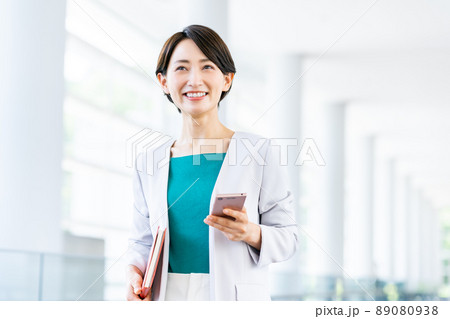 オフィスのビジネスウーマン　 89080938