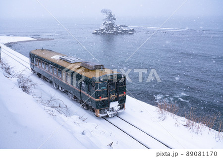 《富山県》氷見線と女岩・雪の雨晴海岸 89081170