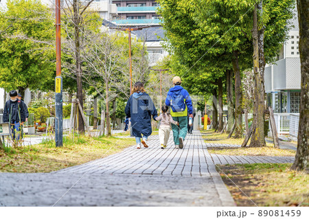 自然に恵まれた多摩ニュータウンの住宅街を歩く親子 89081459