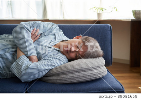 昼寝をする男性 昼寝をする男性 89081659