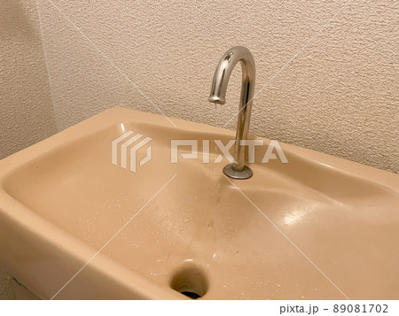トイレの水漏れが止まらない トイレの水漏れが止まらない 89081702