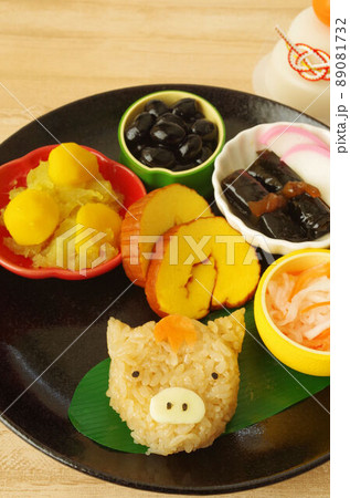 うまのおにぎりとおせち うまのおにぎりとおせち 89081732