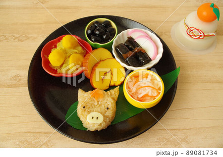 うまのおにぎりとおせち 89081734