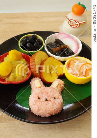 うさぎのおにぎりとおせち 89081741