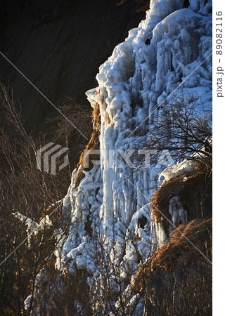 アイスランド、ヴァトナヨークトル国立公園、スカフタフェルの氷柱 89082116