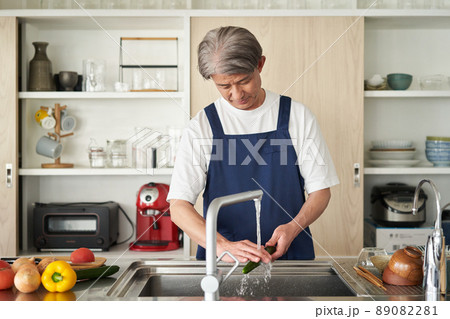 皿洗いをする男性 89082281