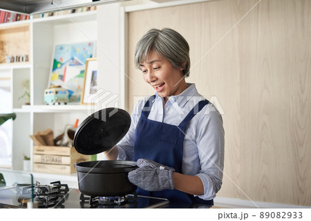 鍋の蓋を開ける女性 鍋の蓋を開ける女性 89082933