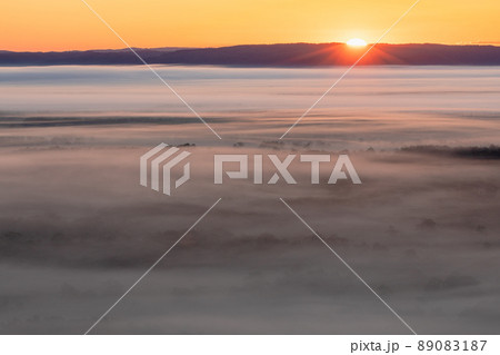 釧路湿原 朝日が雲海を照らす 釧路湿原 朝日が雲海を照らす 89083187