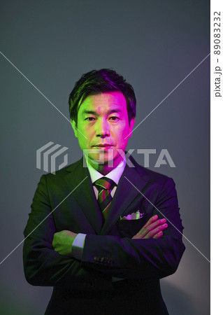 腕組みをする50代ビジネスマン 89083232