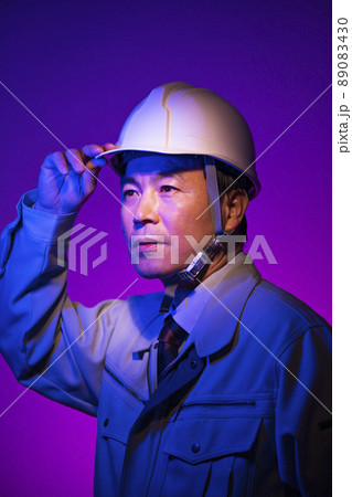 作業服を着た50代ビジネスマン 89083430