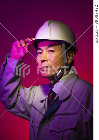 作業服を着た50代ビジネスマン 89083432