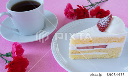 イチゴのショートケーキとカーネーション|母の日イメージ イチゴのショートケーキとカーネーション|母の日イメージ 89084433