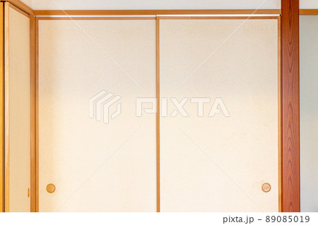 正面から眺める和室の襖 89085019