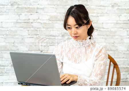 ノートパソコンを操作する若い女性 ノートパソコンを操作する若い女性 89085574
