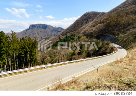 まだ新緑にならない春の荒船山 89085734