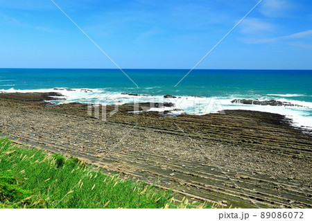 【宮崎県】晴天下の日南海岸（鬼の洗濯板） 89086072