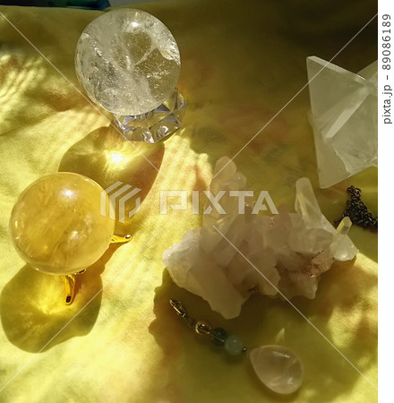 日ざしの下の天然石 89086189