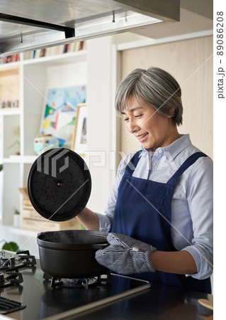 鍋の蓋を開ける女性 鍋の蓋を開ける女性 89086208