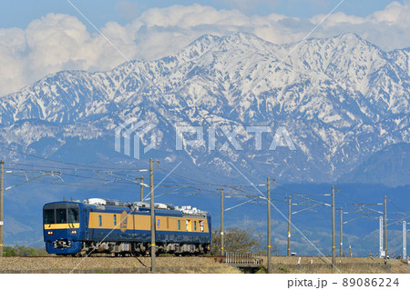 残雪の立山連峰とJR西日本の検測車DEC741 残雪の立山連峰とJR西日本の検測車DEC741 89086224
