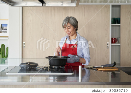 キッチンで調理する女性 キッチンで調理する女性 89086719