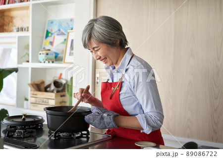 キッチンで調理する女性 89086722