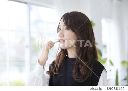 竹歯ブラシで歯磨きをする女性 89088142