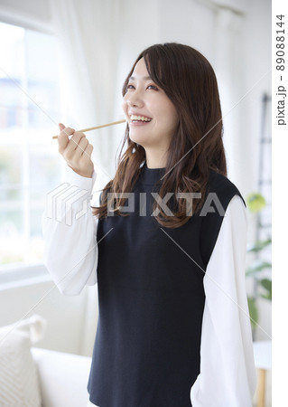 竹歯ブラシで歯磨きをする女性 89088144