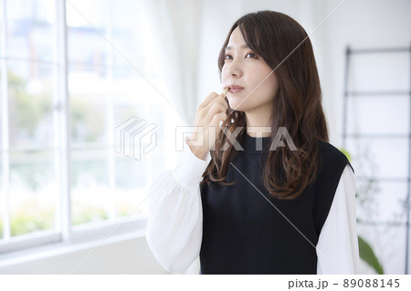 竹歯ブラシで歯磨きをする女性 89088145