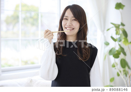竹歯ブラシで歯磨きをする女性 89088146