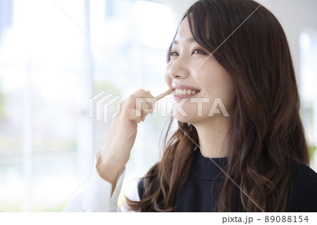 竹歯ブラシで歯磨きをする女性 89088154