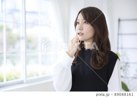 竹歯ブラシで歯磨きをする女性 89088161