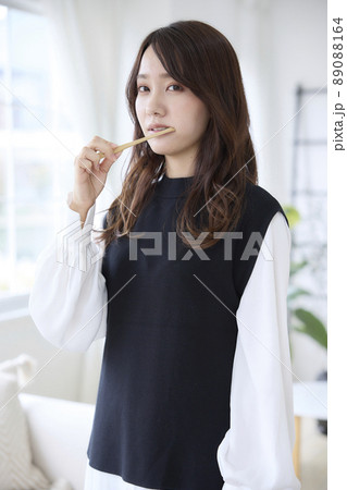 竹歯ブラシで歯磨きをする女性 89088164