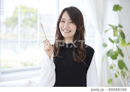 竹歯ブラシで歯磨きをする女性 89088166