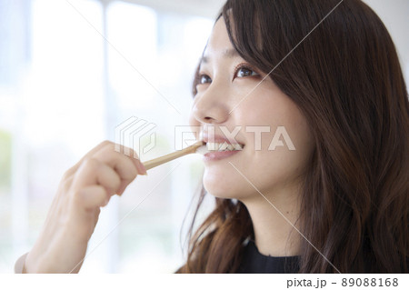 竹歯ブラシで歯磨きをする女性 89088168