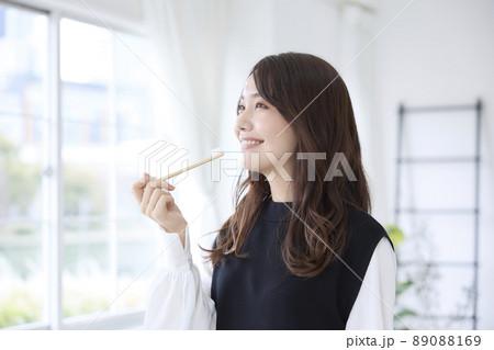 竹歯ブラシで歯磨きをする女性 竹歯ブラシで歯磨きをする女性 89088169