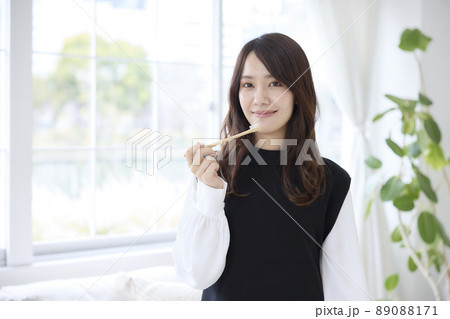竹歯ブラシで歯磨きをする女性 竹歯ブラシで歯磨きをする女性 89088171
