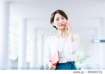 電話するキャリアウーマン 89089743