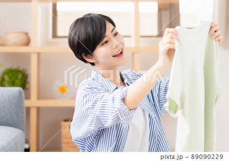 ネットショッピング・フリマアプリを利用する若い女性 ネットショッピング・フリマアプリを利用する若い女性 89090229