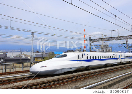 新富士駅を通過する新幹線 新富士駅を通過する新幹線 89090317