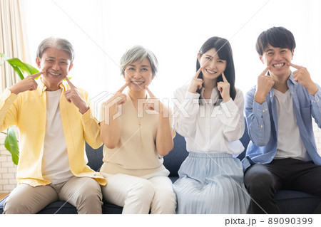 リビングに並ぶ2世帯家族 リビングに並ぶ2世帯家族 89090399