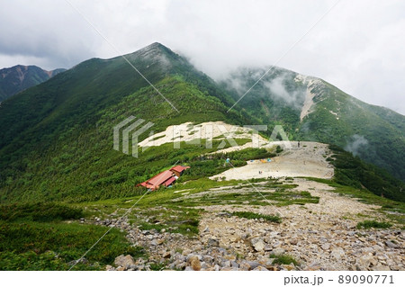 霧に包まれる常念乗越と常念小屋、横通岳 霧に包まれる常念乗越と常念小屋、横通岳 89090771