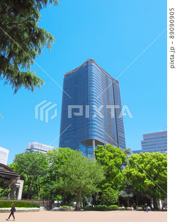 【東京都・2021年4月】 日比谷公園より望む日比谷高層ビル街 都市景観 【東京都・2021年4月】 日比谷公園より望む日比谷高層ビル街 都市景観 89090905