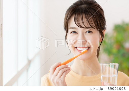 歯磨きする若い女性 89091098