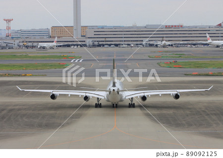 滑走路に向かう旅客機　ジェット機　空港　旅イメージ　出発イメージ 89092125