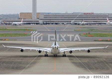 滑走路に向かう旅客機　ジェット機　空港　旅イメージ　出発イメージ 89092126