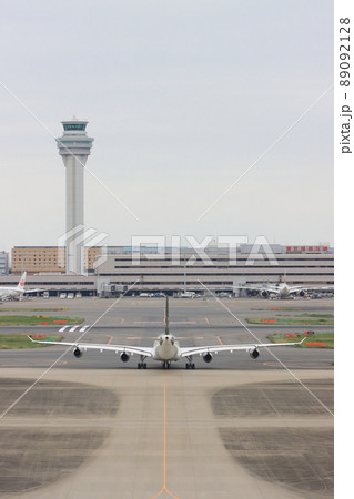 滑走路に向かう旅客機 ジェット機 空港 旅イメージ 出発イメージ 滑走路に向かう旅客機 ジェット機 空港 旅イメージ 出発イメージ 89092128