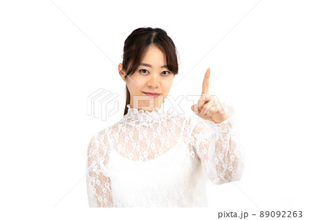 人差し指を立てて決めポーズの若い女性 89092263