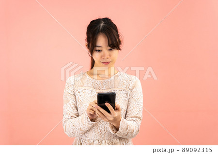 スマホをさわる若い女性 89092315