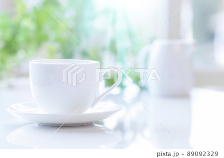 コーヒーカップと朝の光 89092329